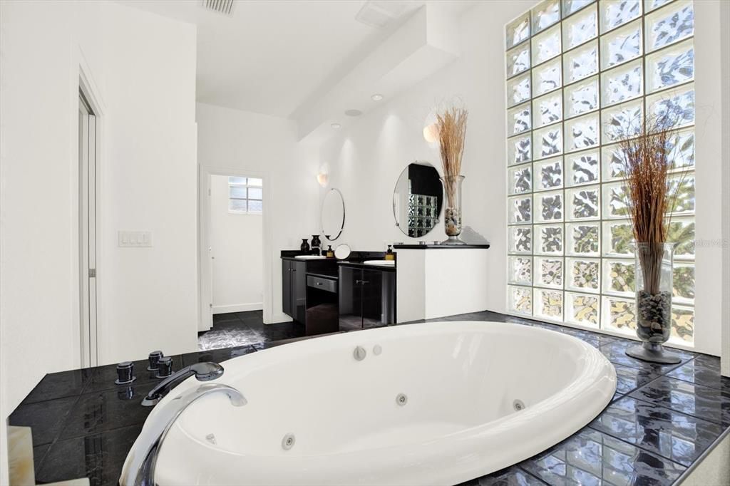 En Venta: $999,900 (4 camas, 3 baños, 3008 Pies cuadrados)