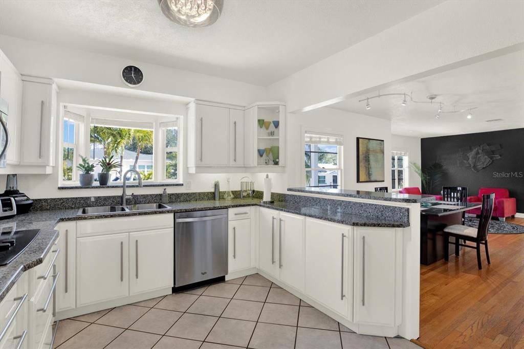 En Venta: $999,900 (4 camas, 3 baños, 3008 Pies cuadrados)