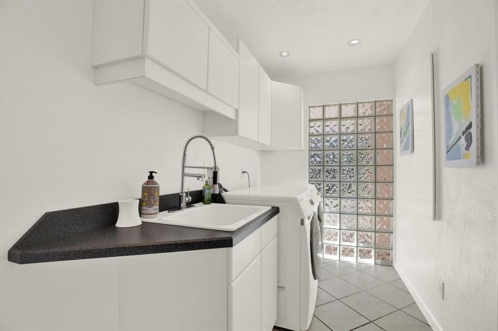 En Venta: $999,900 (4 camas, 3 baños, 3008 Pies cuadrados)