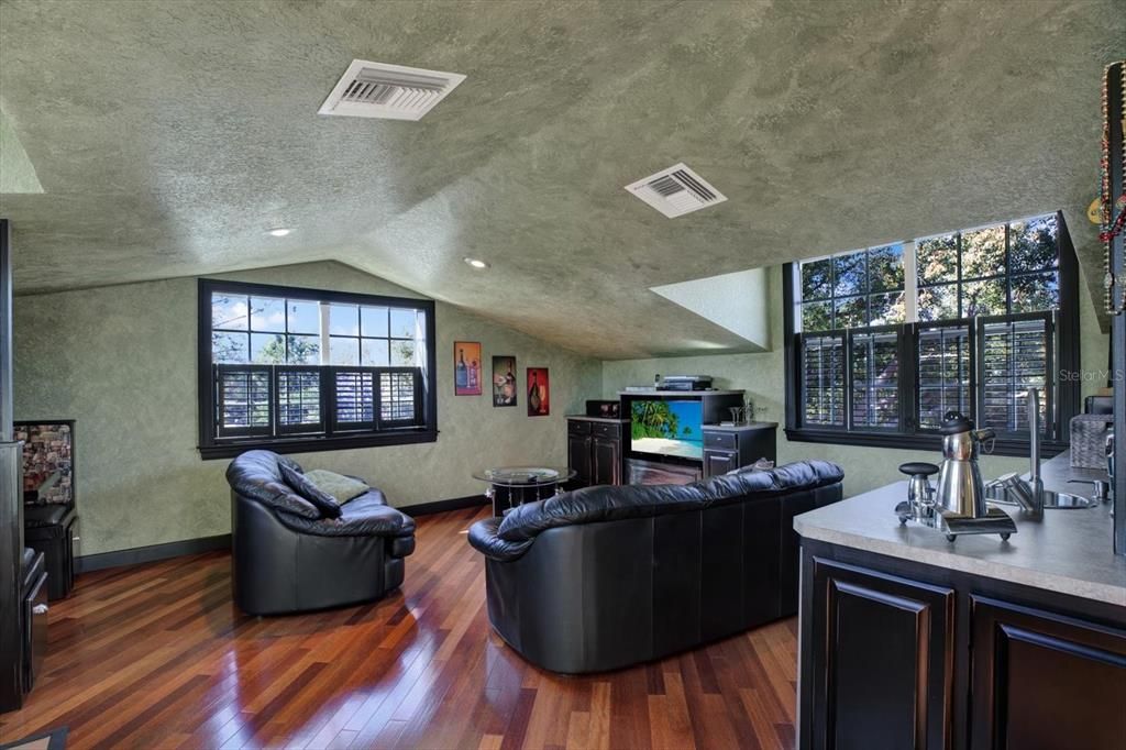 En Venta: $999,900 (4 camas, 3 baños, 3008 Pies cuadrados)