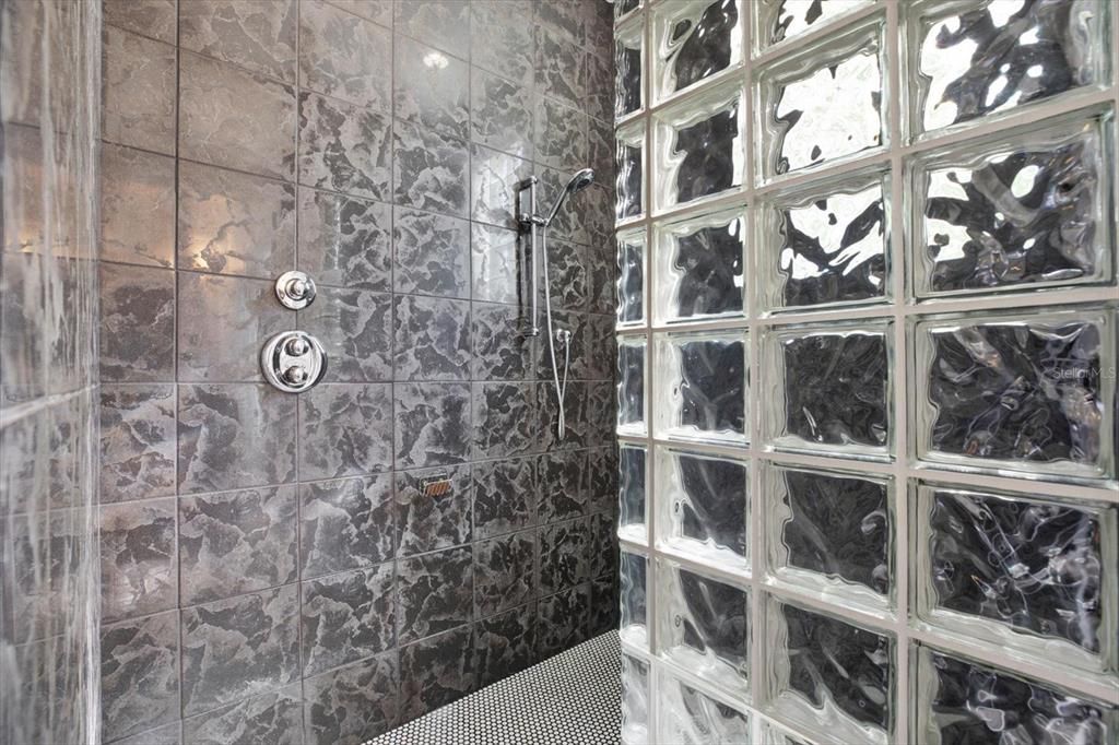 En Venta: $999,900 (4 camas, 3 baños, 3008 Pies cuadrados)