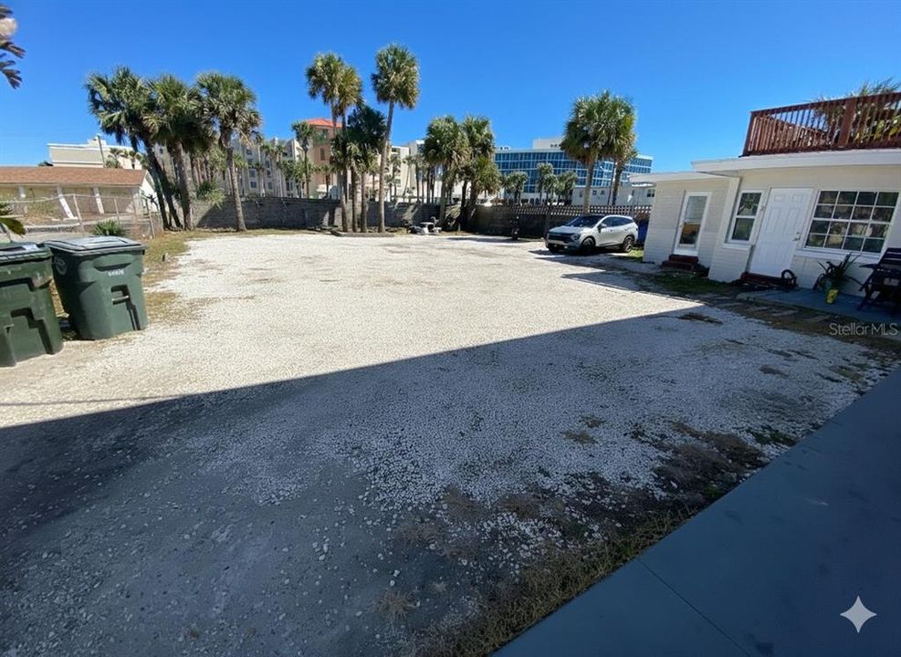 На продажу: $1,800,000 (0.46 acres)