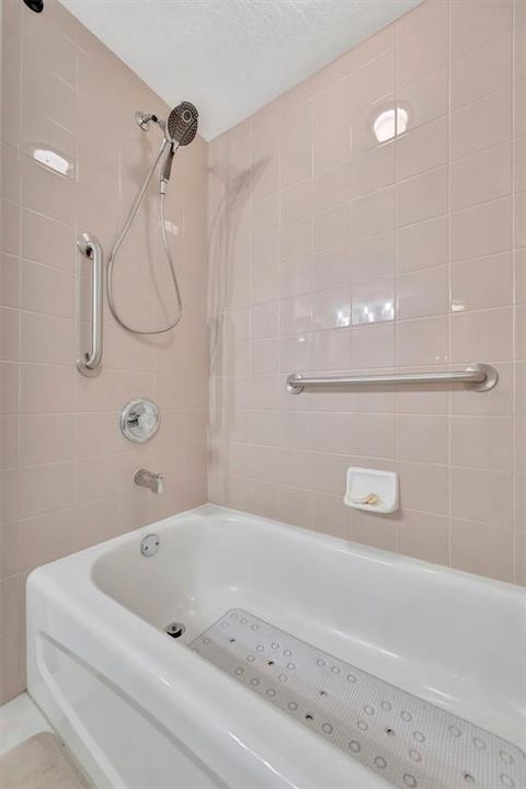 Activo con contrato: $339,900 (3 camas, 2 baños, 1612 Pies cuadrados)