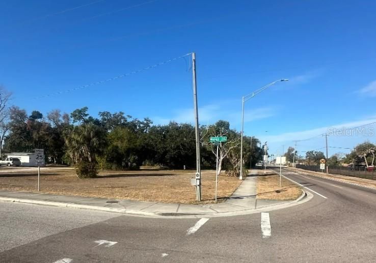 合同活跃: $215,000 (0.50 acres)