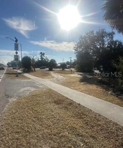 合同活跃: $215,000 (0.50 acres)
