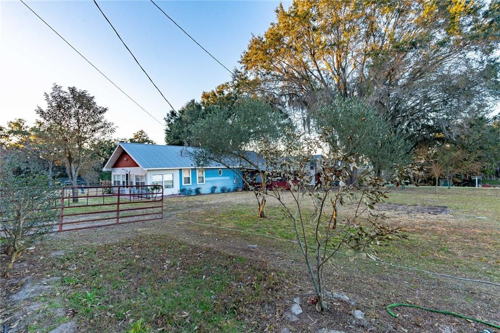 待售: $2,145,000 (4.62 acres)