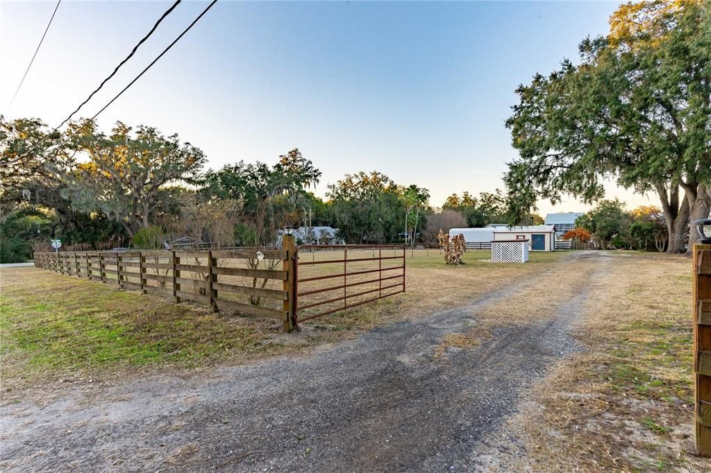 待售: $2,145,000 (4.62 acres)