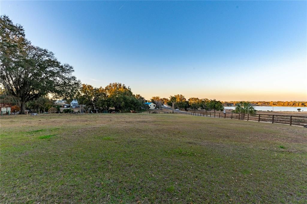 待售: $2,145,000 (4.62 acres)