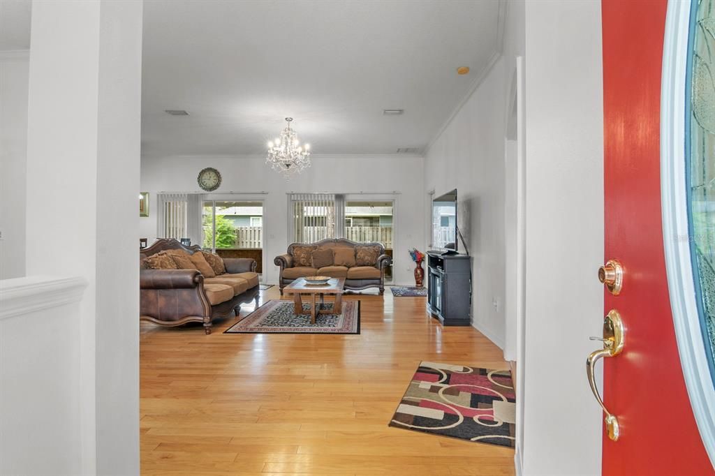 Под контрактом: $419,000 (3 спален, 3 ванн, 2039 Квадратных фут)