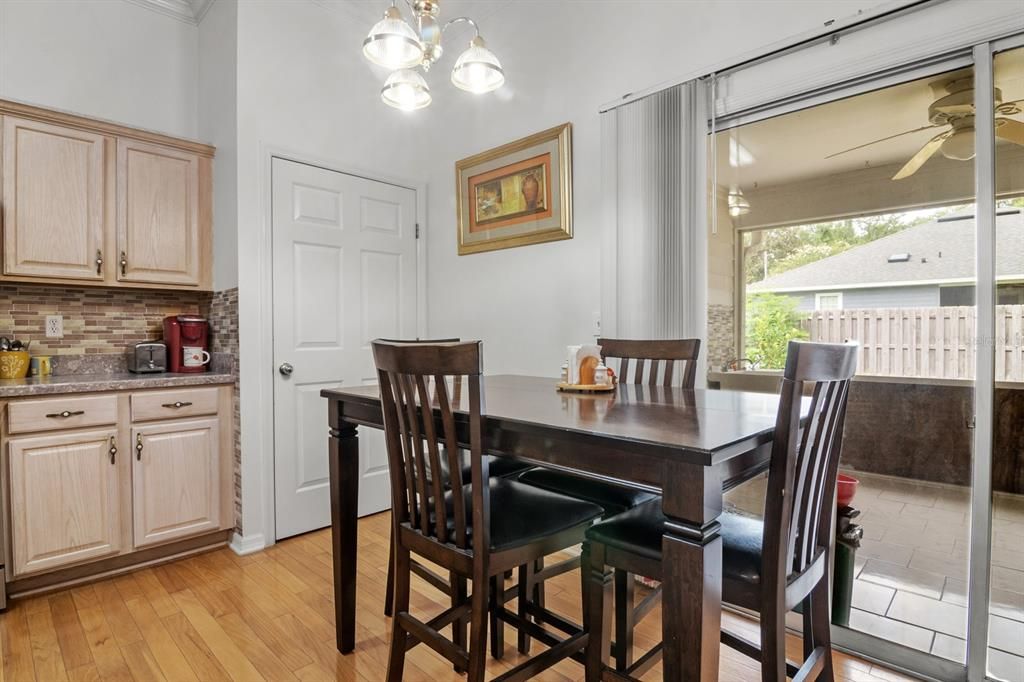 Под контрактом: $419,000 (3 спален, 3 ванн, 2039 Квадратных фут)