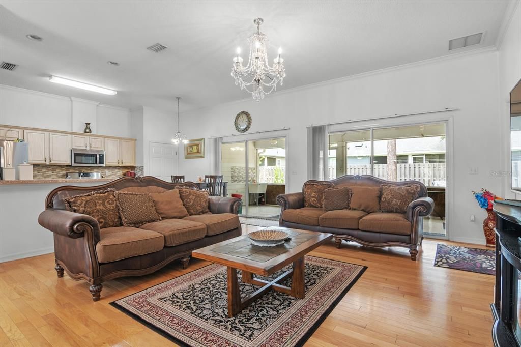 Под контрактом: $419,000 (3 спален, 3 ванн, 2039 Квадратных фут)