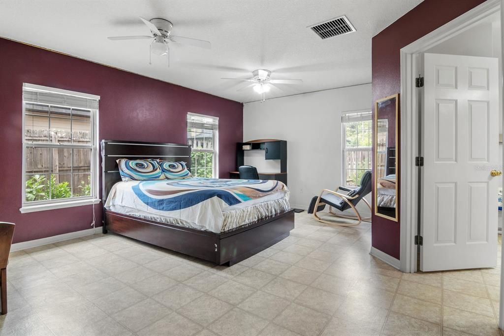 Под контрактом: $419,000 (3 спален, 3 ванн, 2039 Квадратных фут)