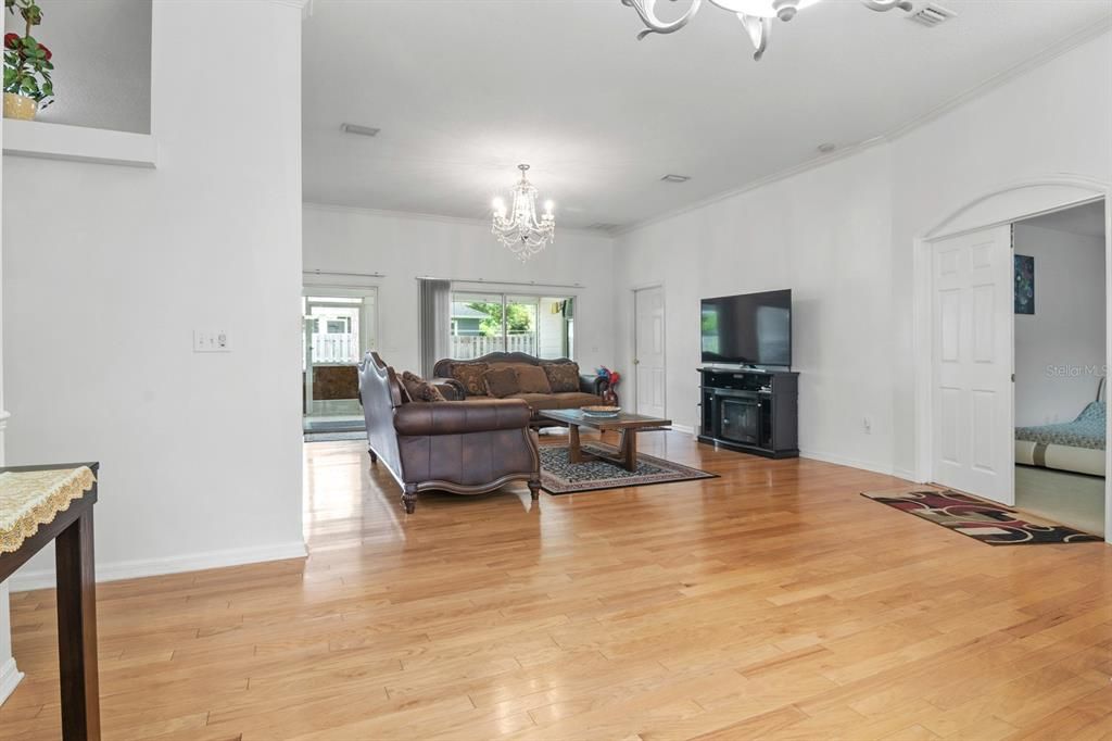 Под контрактом: $419,000 (3 спален, 3 ванн, 2039 Квадратных фут)