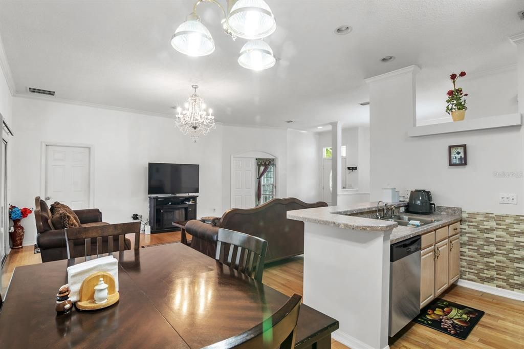 Под контрактом: $419,000 (3 спален, 3 ванн, 2039 Квадратных фут)