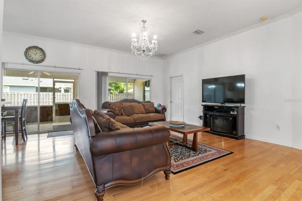 Под контрактом: $419,000 (3 спален, 3 ванн, 2039 Квадратных фут)