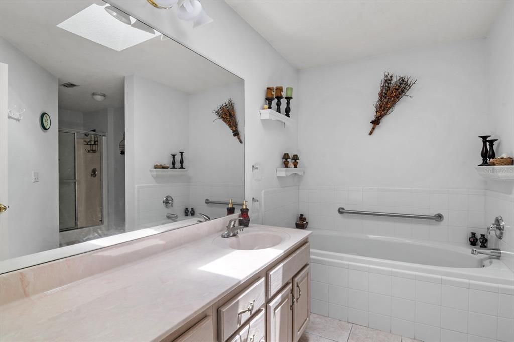 Под контрактом: $419,000 (3 спален, 3 ванн, 2039 Квадратных фут)