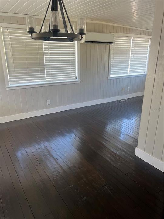 Activo con contrato: $180,000 (3 camas, 1 baños, 1044 Pies cuadrados)