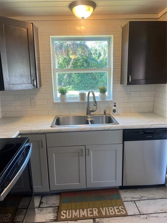 Activo con contrato: $180,000 (3 camas, 1 baños, 1044 Pies cuadrados)