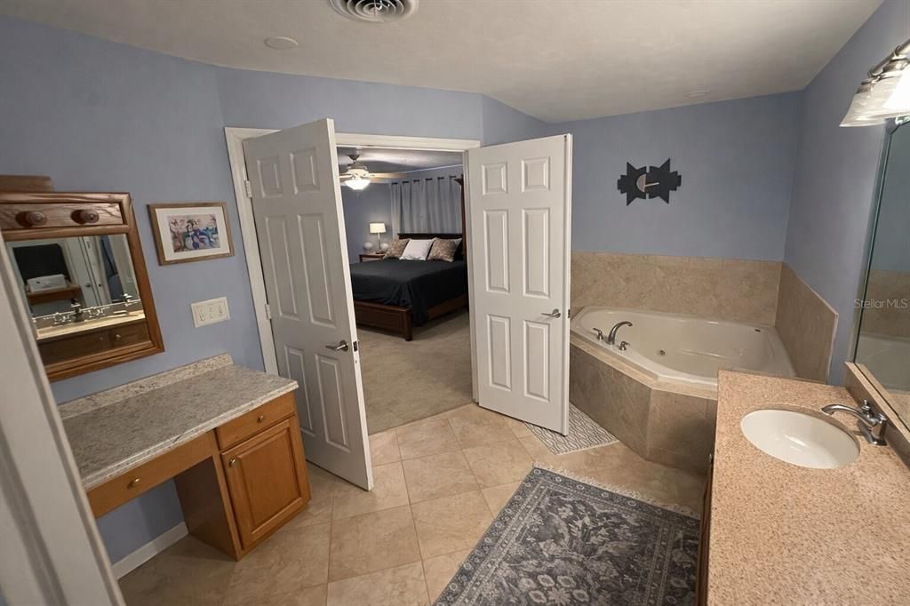 Activo con contrato: $549,000 (3 camas, 2 baños, 1950 Pies cuadrados)