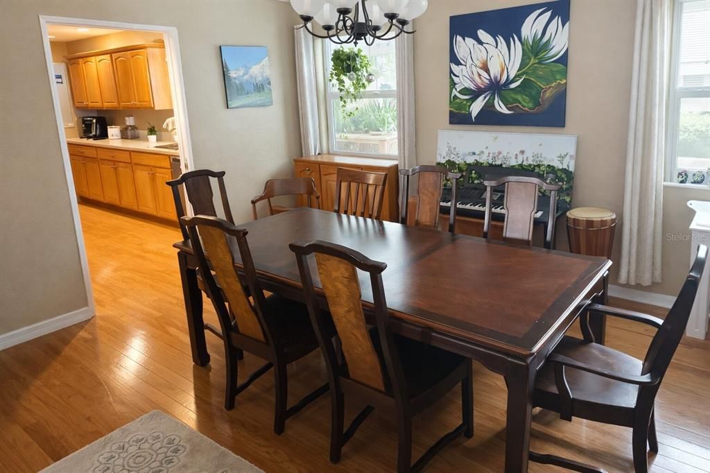 Activo con contrato: $549,000 (3 camas, 2 baños, 1950 Pies cuadrados)