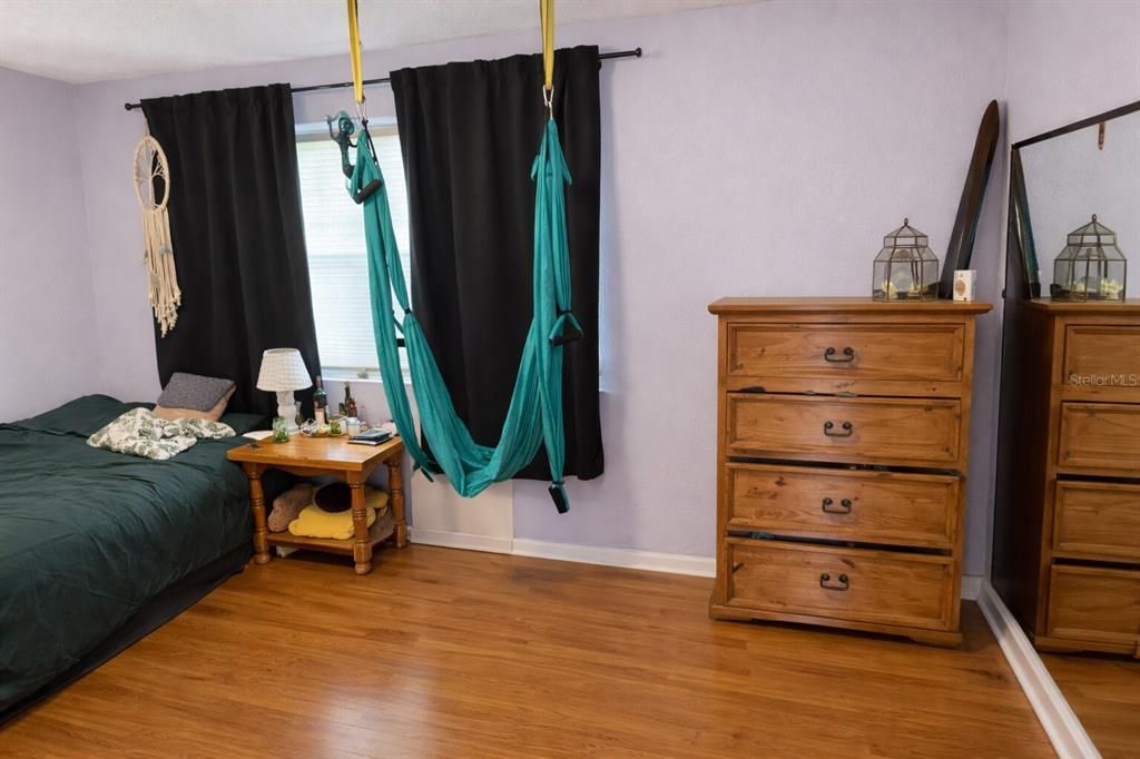 Activo con contrato: $549,000 (3 camas, 2 baños, 1950 Pies cuadrados)