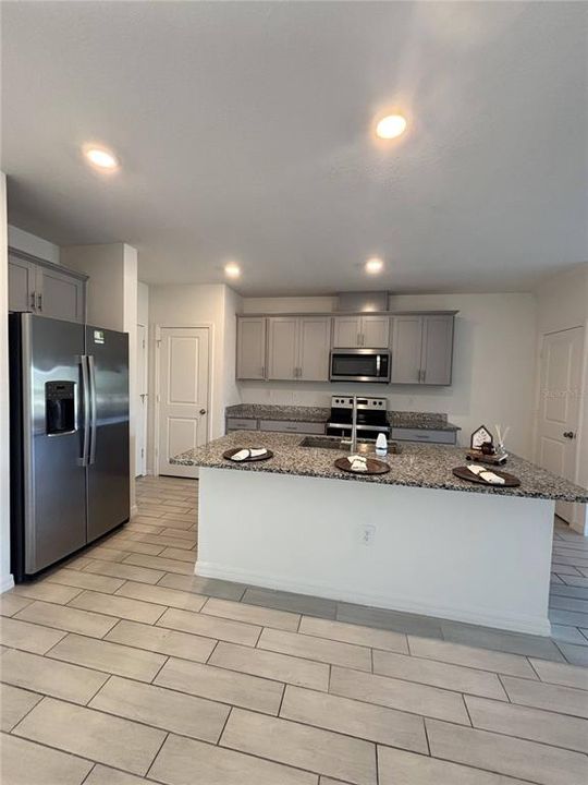 Active With Contract: $1,900 (3 beds, 2 baths, 1418 Square Feet)
