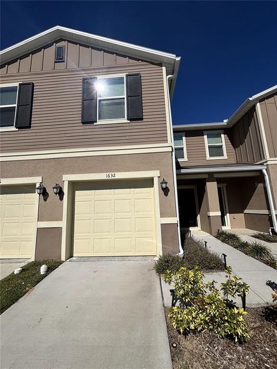 Active With Contract: $1,900 (3 beds, 2 baths, 1418 Square Feet)