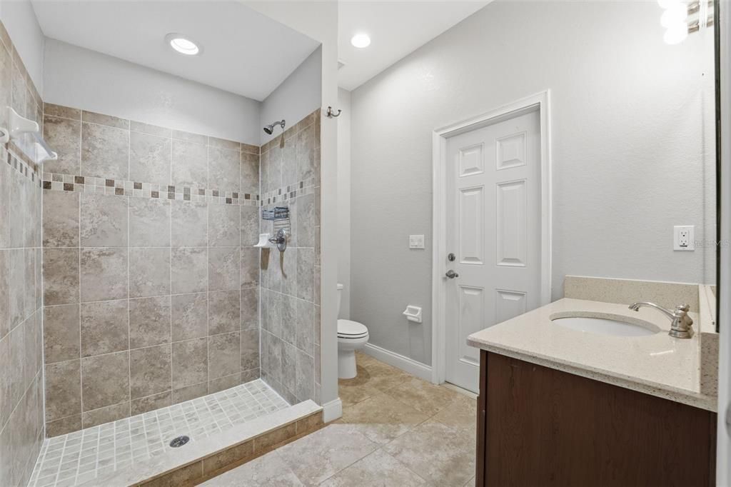 Activo con contrato: $437,000 (5 camas, 3 baños, 2600 Pies cuadrados)