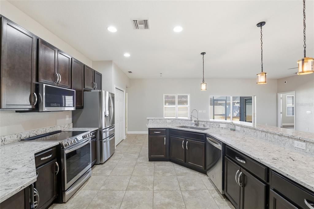 Activo con contrato: $437,000 (5 camas, 3 baños, 2600 Pies cuadrados)