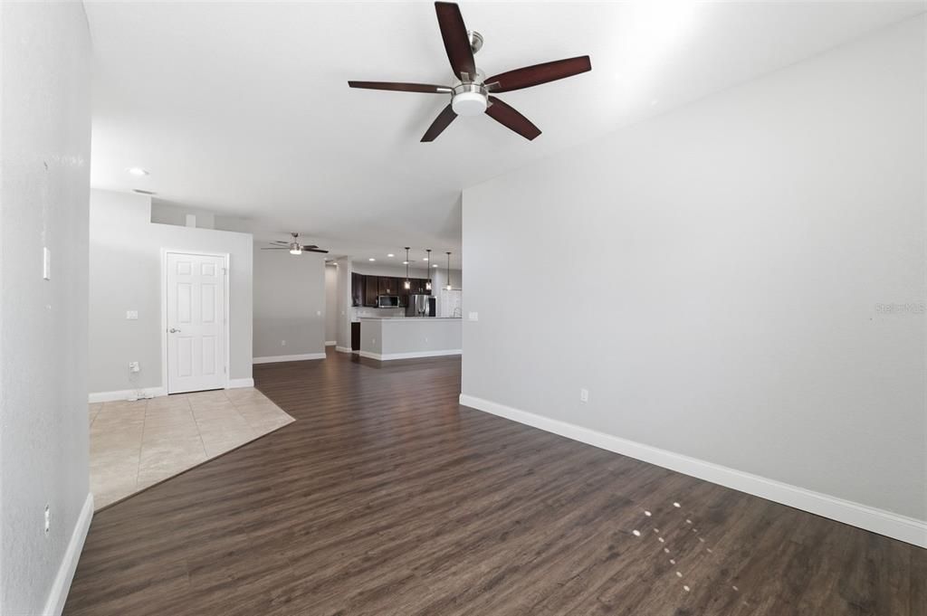 Activo con contrato: $437,000 (5 camas, 3 baños, 2600 Pies cuadrados)