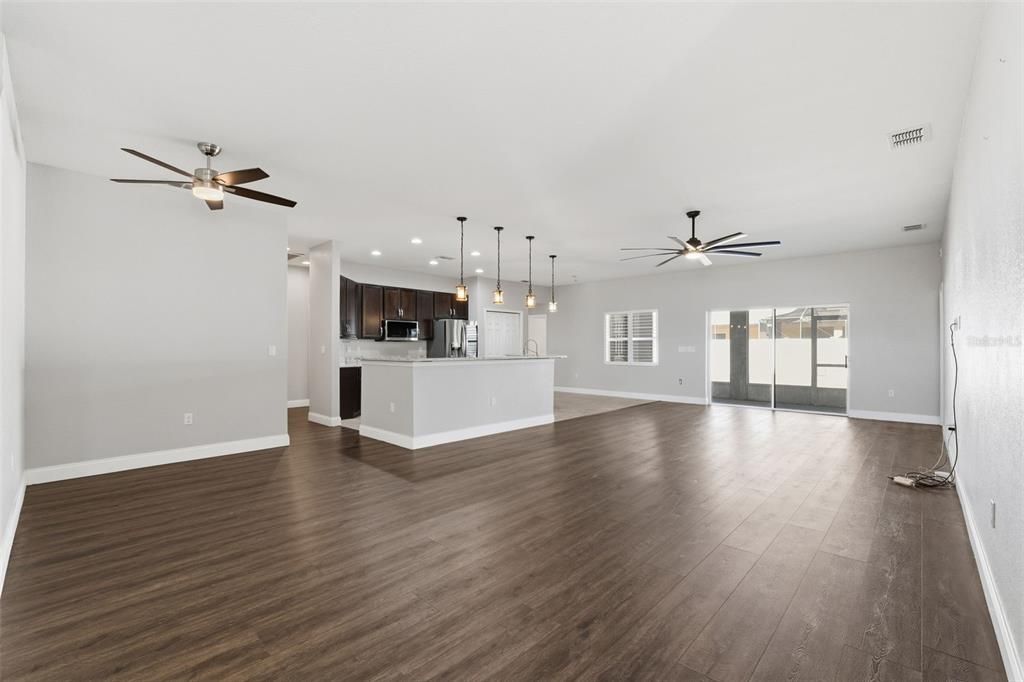 Activo con contrato: $437,000 (5 camas, 3 baños, 2600 Pies cuadrados)