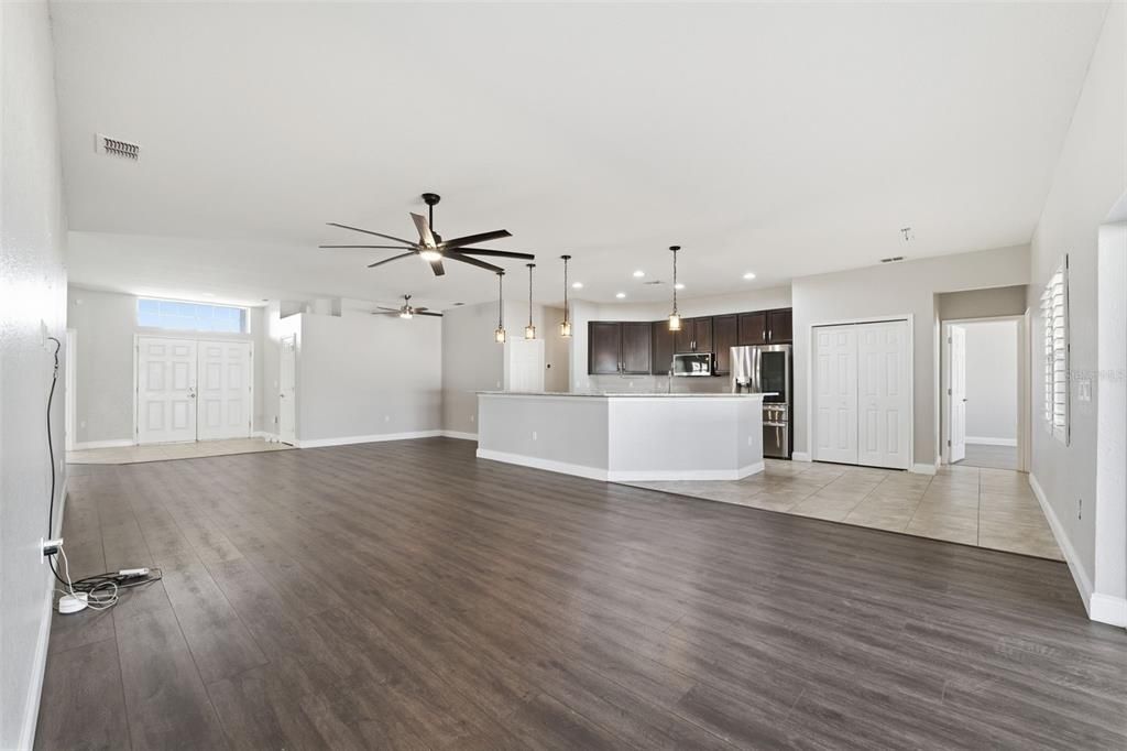 Activo con contrato: $437,000 (5 camas, 3 baños, 2600 Pies cuadrados)