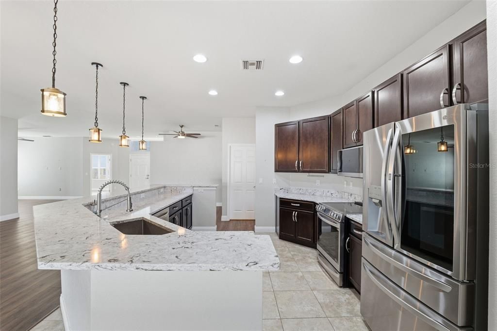 Activo con contrato: $437,000 (5 camas, 3 baños, 2600 Pies cuadrados)