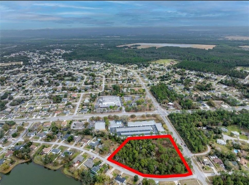 На продажу: $699,900 (3.06 acres)