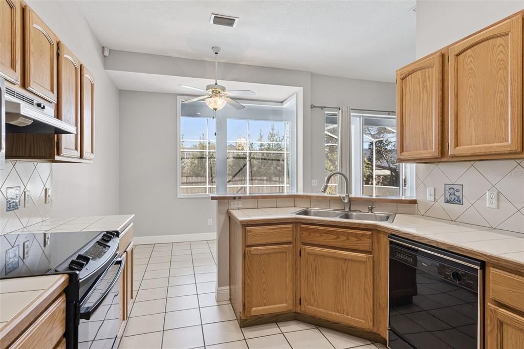 Activo con contrato: $575,000 (5 camas, 3 baños, 2819 Pies cuadrados)