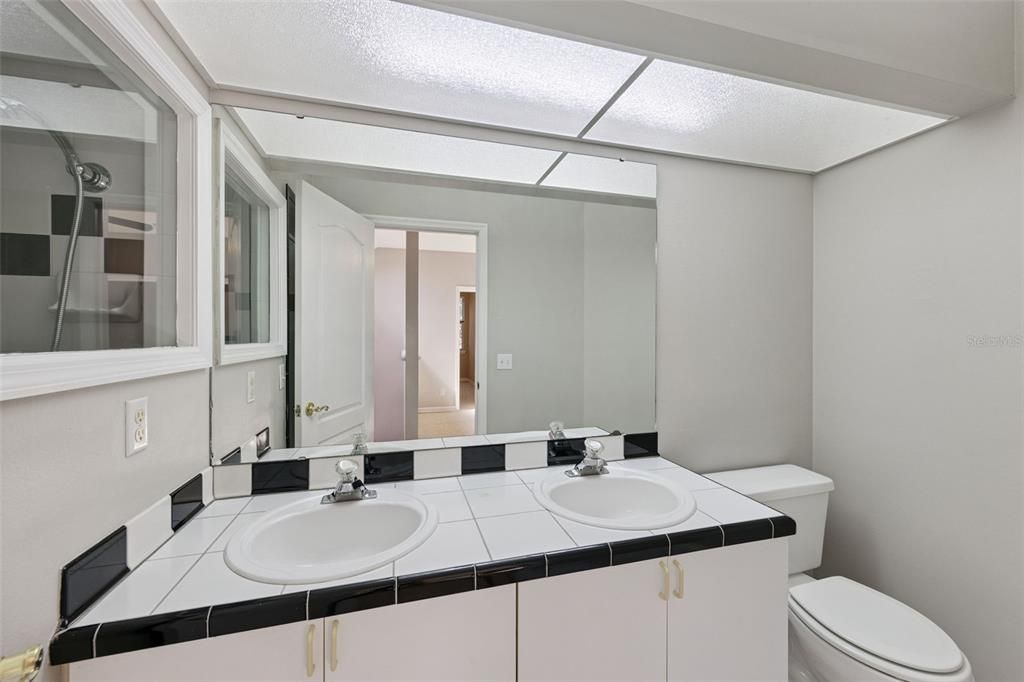 Activo con contrato: $575,000 (5 camas, 3 baños, 2819 Pies cuadrados)