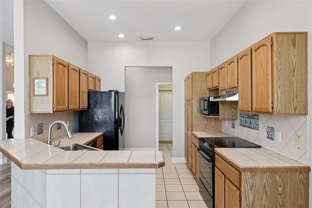 Activo con contrato: $575,000 (5 camas, 3 baños, 2819 Pies cuadrados)