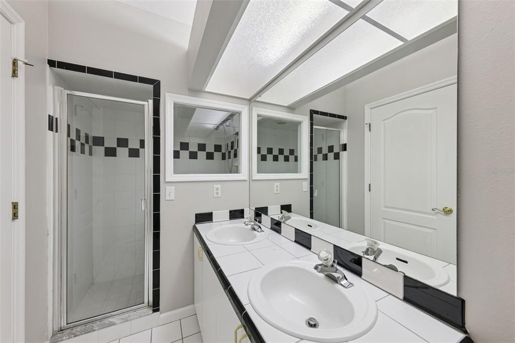 Activo con contrato: $575,000 (5 camas, 3 baños, 2819 Pies cuadrados)