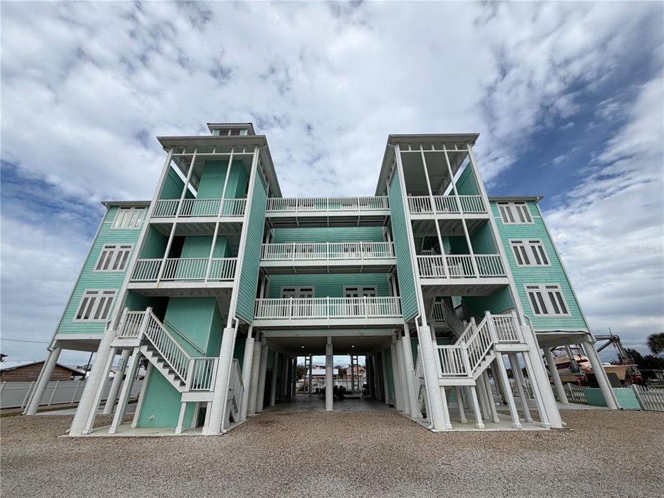 待售: $375,000 (2 贝兹, 2 浴室, 1049 平方英尺)