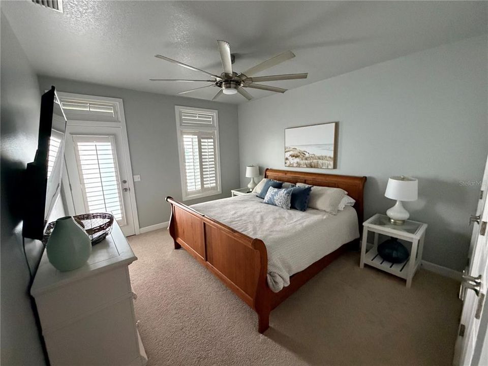 待售: $375,000 (2 贝兹, 2 浴室, 1049 平方英尺)