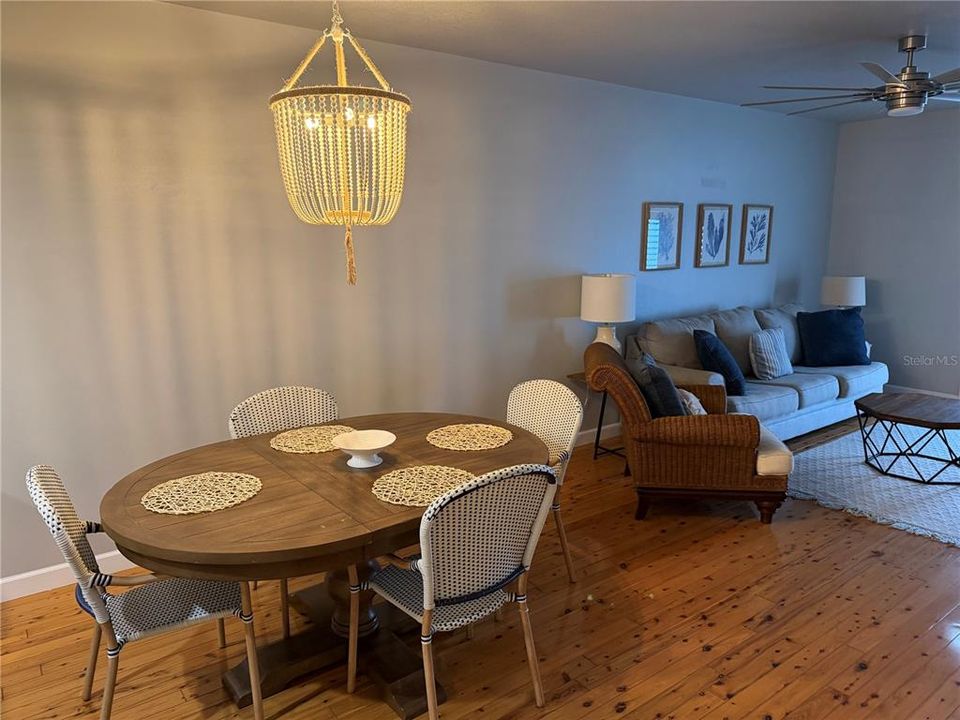 待售: $375,000 (2 贝兹, 2 浴室, 1049 平方英尺)