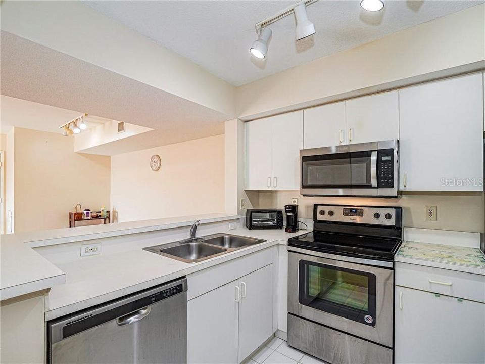 For Sale: $205,000 (2 beds, 2 baths, 1127 Square Feet)