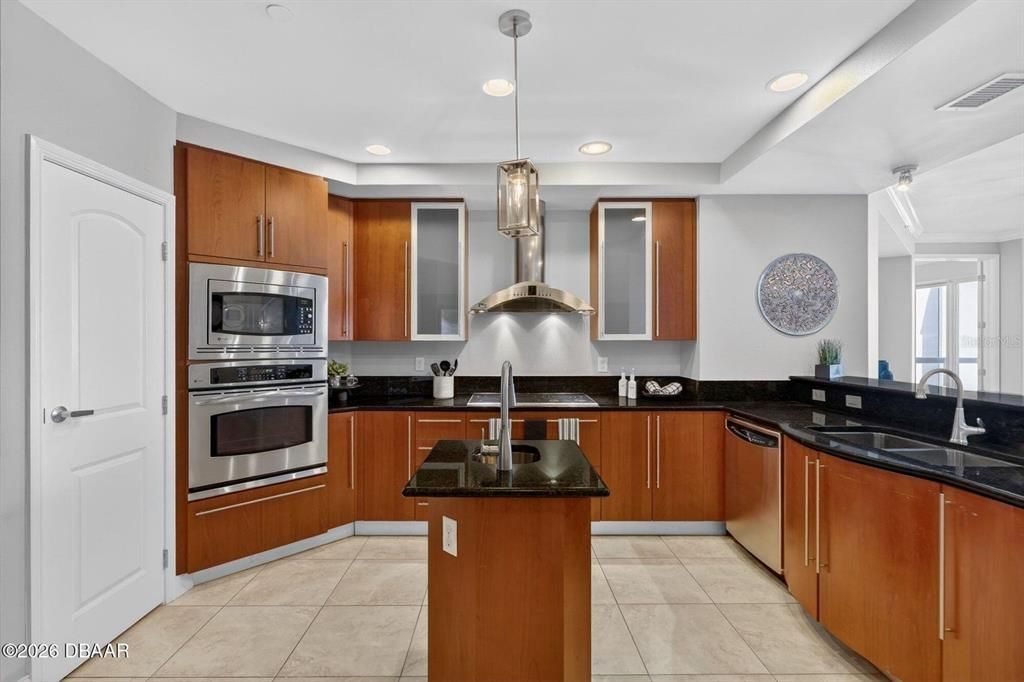 For Sale: $799,000 (2 beds, 2 baths, 2136 Square Feet)