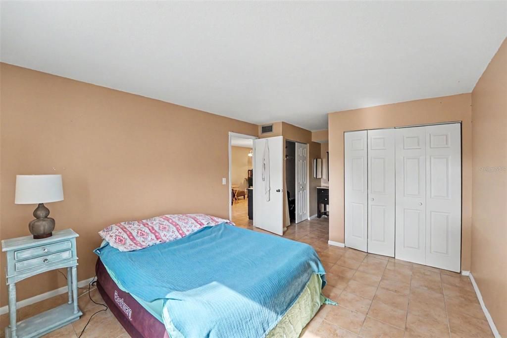 Activo con contrato: $98,000 (2 camas, 2 baños, 890 Pies cuadrados)