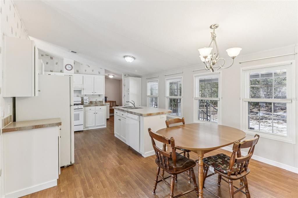 For Sale: $159,900 (3 beds, 2 baths, 1296 Square Feet)