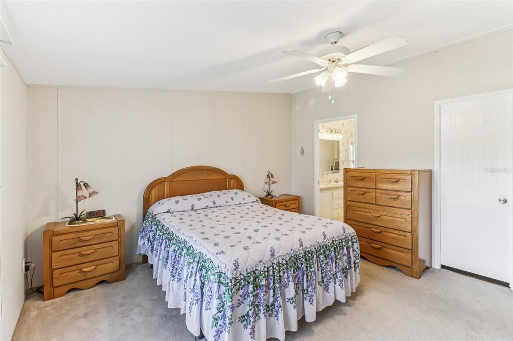 For Sale: $159,900 (3 beds, 2 baths, 1296 Square Feet)