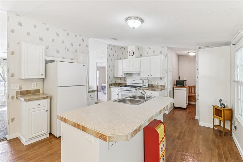 For Sale: $159,900 (3 beds, 2 baths, 1296 Square Feet)