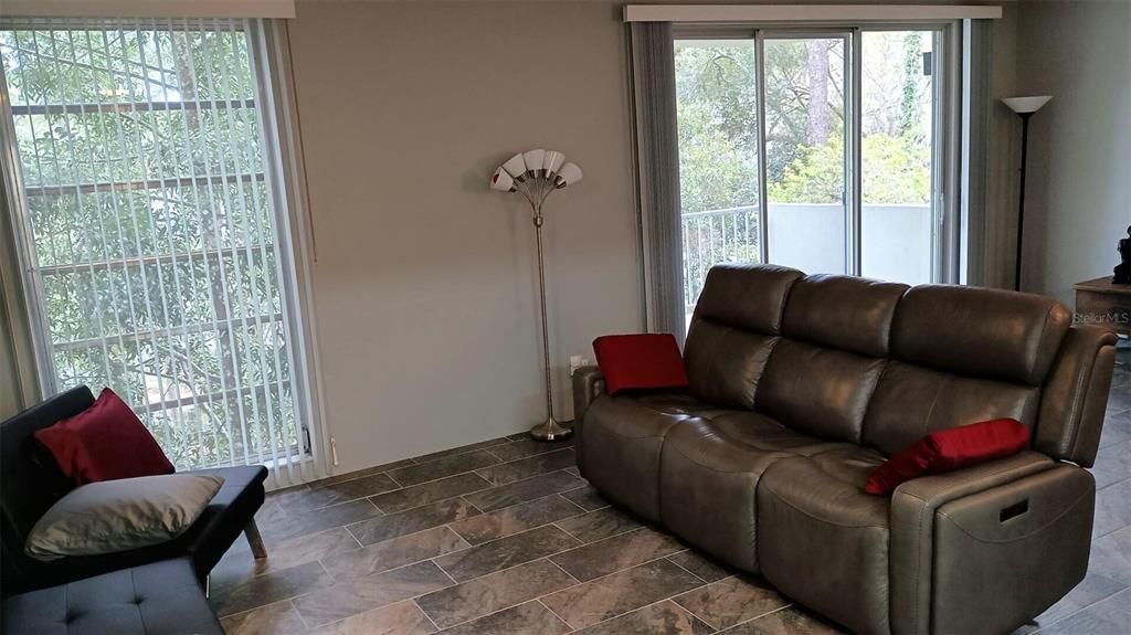 Active With Contract: $198,000 (2 beds, 1 baths, 1283 Square Feet)