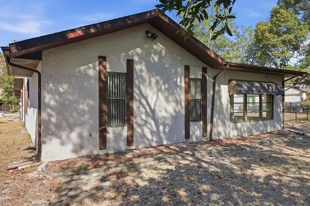 For Sale: $219,999 (2 beds, 2 baths, 1839 Square Feet)