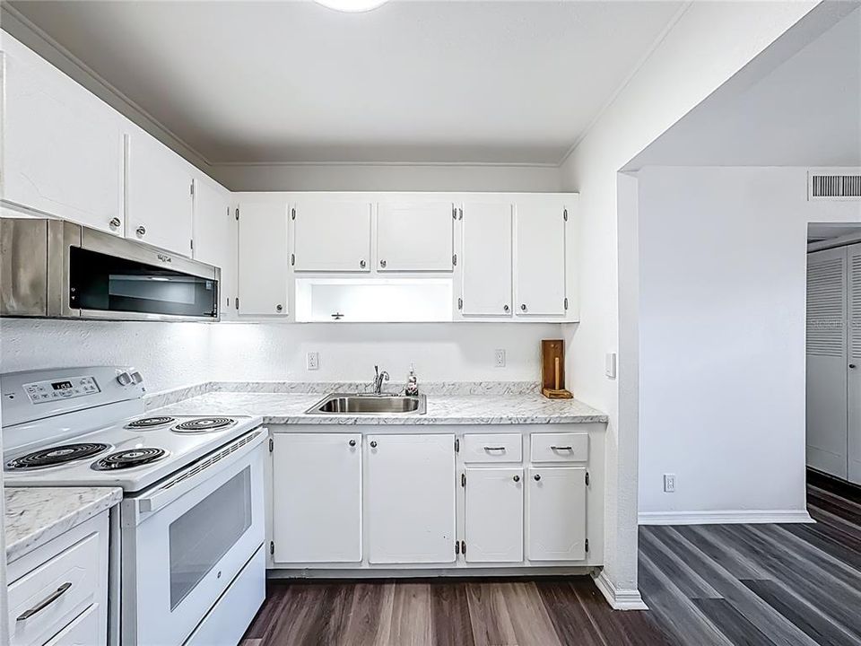 For Sale: $98,000 (1 beds, 1 baths, 800 Square Feet)